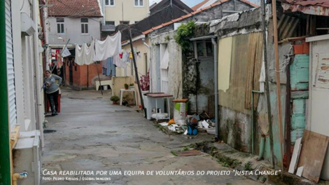 Voluntários reabilitam casa em ilha de Campanhã
