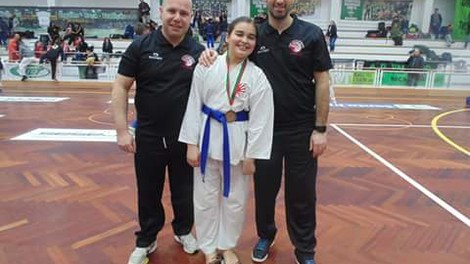 ATLETA DE KARATÉ  CAMPANHANSE SOBE AO PÓDIO 