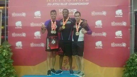 ATLETA DE JIU-JITSU CAMPANHÃ CONQUISTA 3o LUGAR EM TORNEIO INTERNACIONAL 