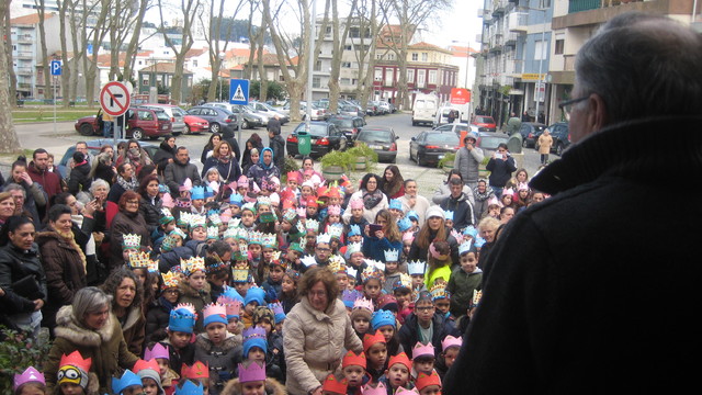 PRESIDENTE DA JUNTA RECEBE ALUNOS DA ESCOLA DO FALCÃO AO SOM DOS CANTARES DAS JANEIRAS  